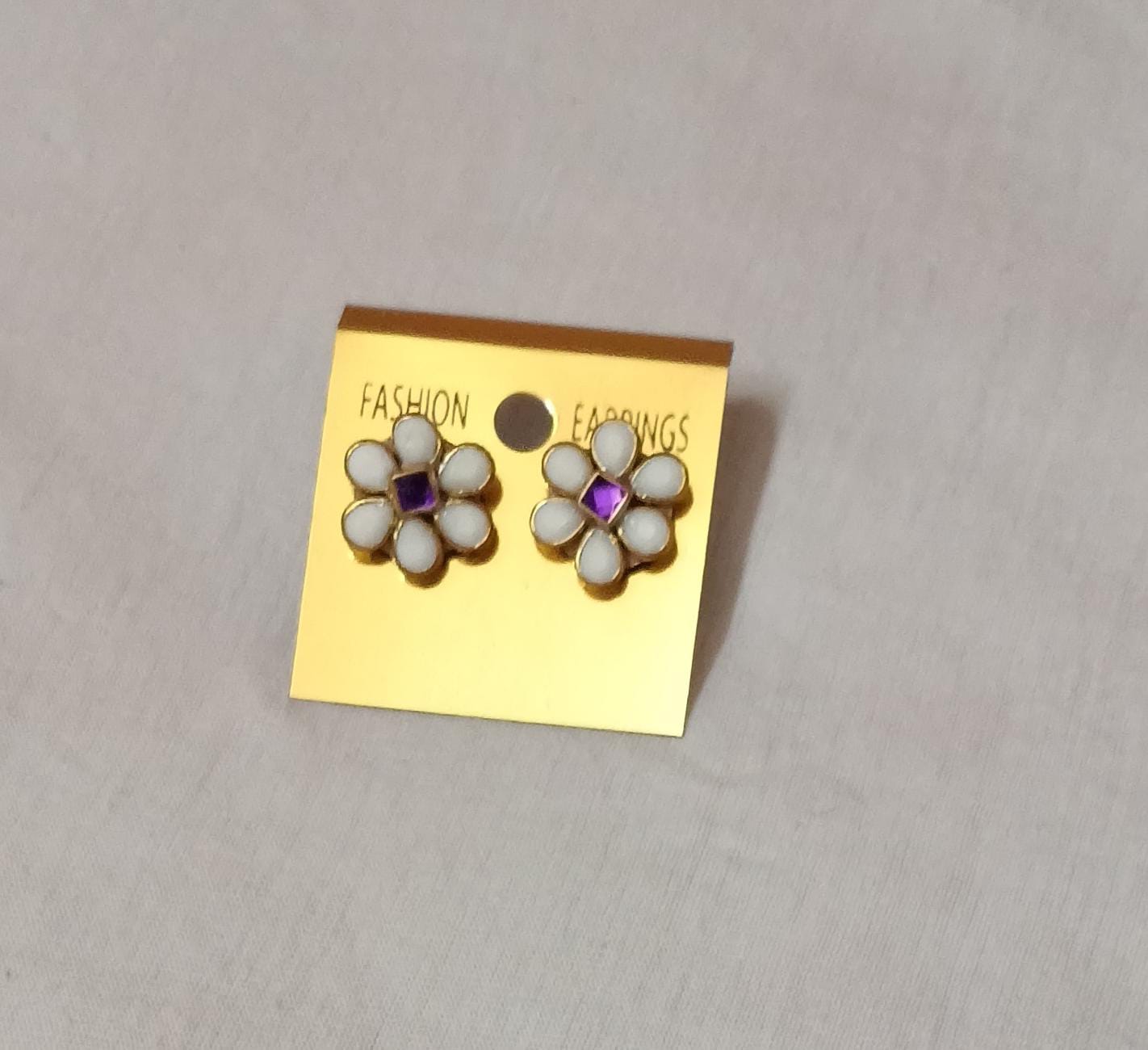 FANCY STUNNING EARRING WHITE